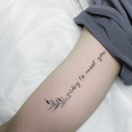 一组黑色简约的字母纹身团欣赏