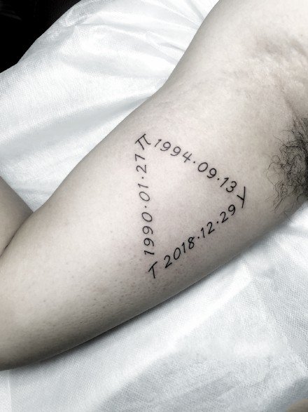 一组黑色简约的字母纹身团欣赏