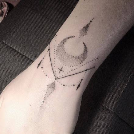 一组黑色点刺线条纹身图案欣赏