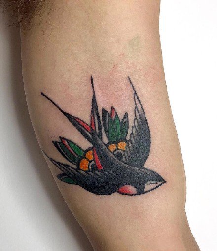 一组黑色点刺燕子纹身图案