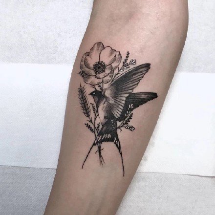 一组黑色点刺燕子纹身图案