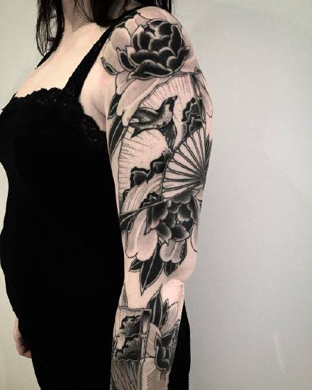 一组传统风格的黑灰手臂纹身图案