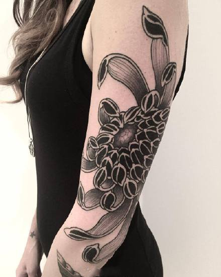 一组传统风格的黑灰手臂纹身图案