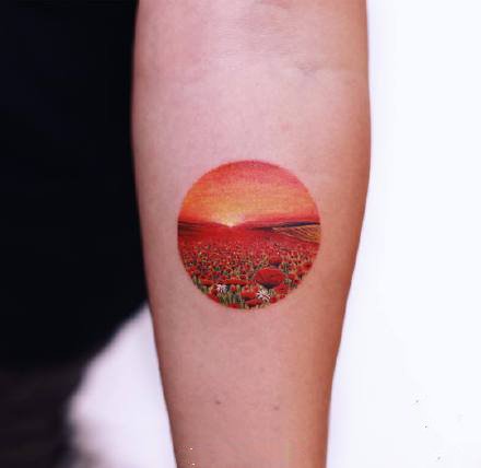 一组可爱的圆形彩色纹身图案