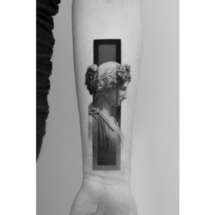 一组写实黑灰手臂纹身图案