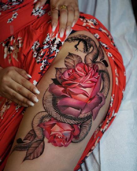 一组彩色逼真玫瑰风格纹身图案