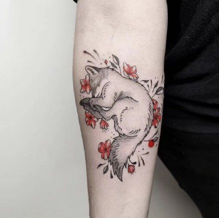 一组红黑两色的手臂纹身图案