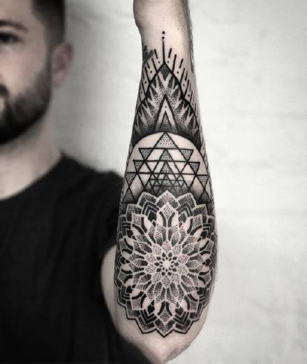 一组小臂位置的点刺纹身图案