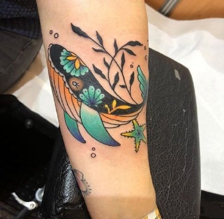 一组孤单的鲸鱼纹身图案欣赏