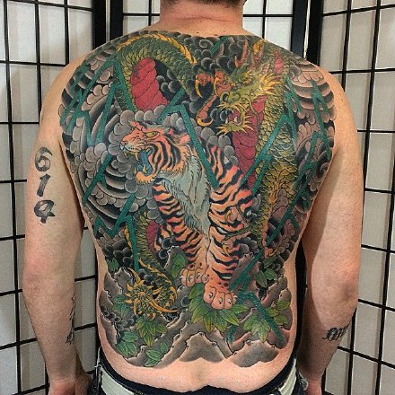 一组传统风格的满背纹身图案