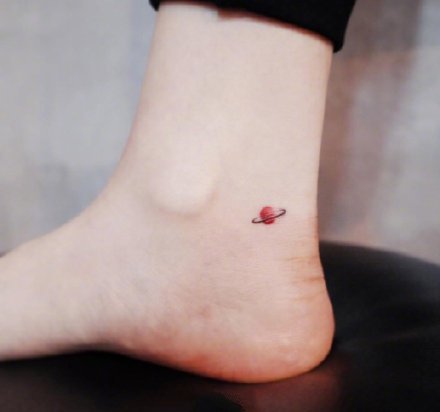 一组脚踝上的小清新纹身图案