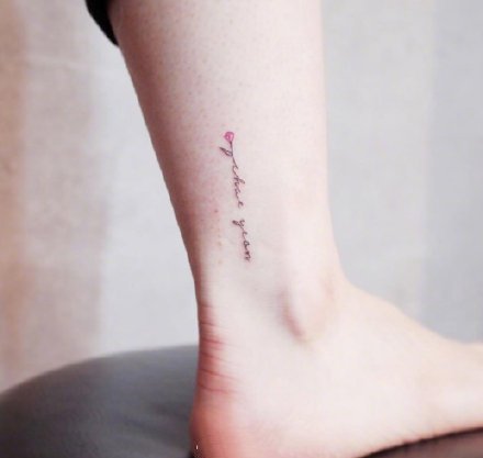 一组脚踝上的小清新纹身图案