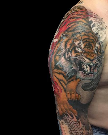 一组大臂位置的传统纹身图案