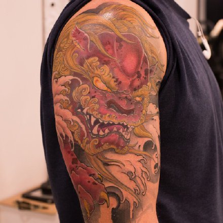 一组大臂位置的传统纹身图案