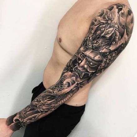 一组传统风格的花臂纹身图案