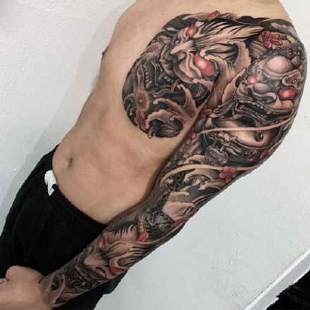 一组传统风格的花臂纹身图案