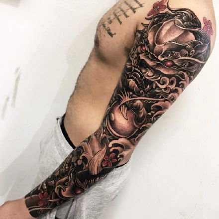 一组传统风格的花臂纹身图案