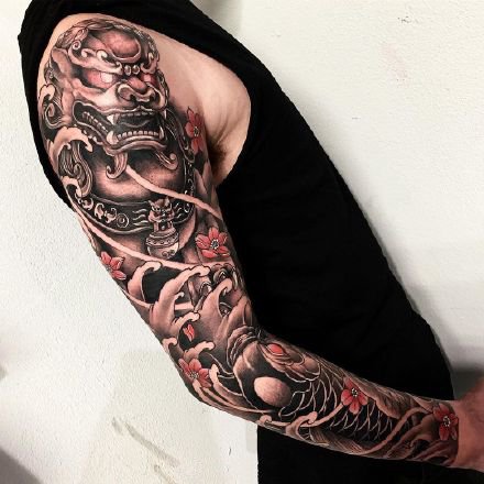 一组传统风格的花臂纹身图案