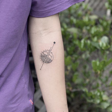 一组几何点刺风手臂纹身图案