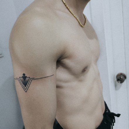 一组几何点刺风手臂纹身图案