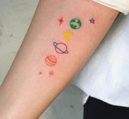 一组可爱到爆彩色小纹身图案