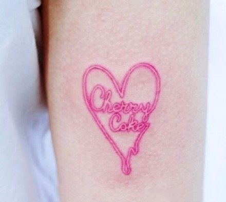 一组可爱到爆彩色小纹身图案