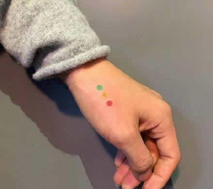 微笑小彩图的可爱纹身图案