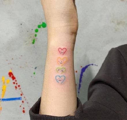 微笑小彩图的可爱纹身图案