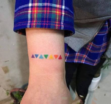 微笑小彩图的可爱纹身图案