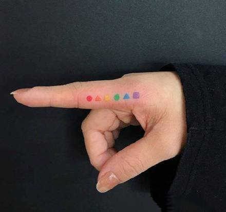 微笑小彩图的可爱纹身图案