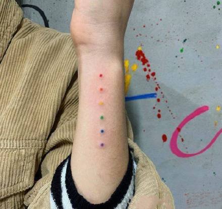 微笑小彩图的可爱纹身图案