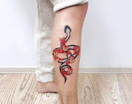 带有绚丽花朵的彩色纹身图案