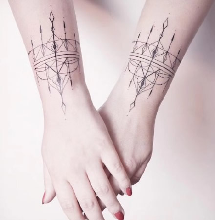 一组线条清新风格纹身图案