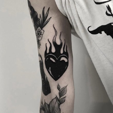 一组黑灰手臂纹身图案欣赏