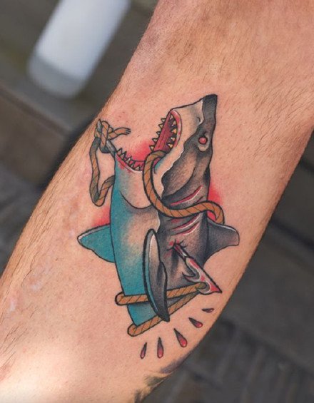 school 风格的鲨鱼纹身图案