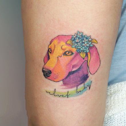 一组可爱的彩色手臂上的纹身