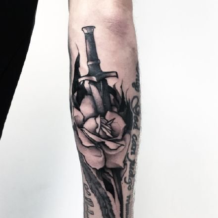 一组黑灰霸气的男士纹身图案