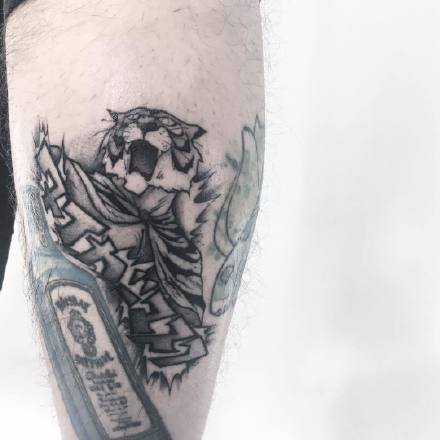 一组黑灰霸气的男士纹身图案