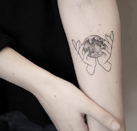 一组圆圆的月亮纹身图案