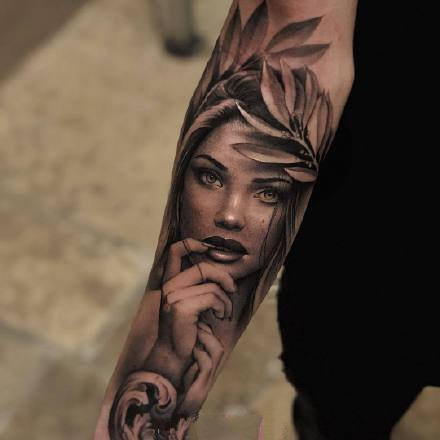 一组欧美写实女人手臂纹身图案