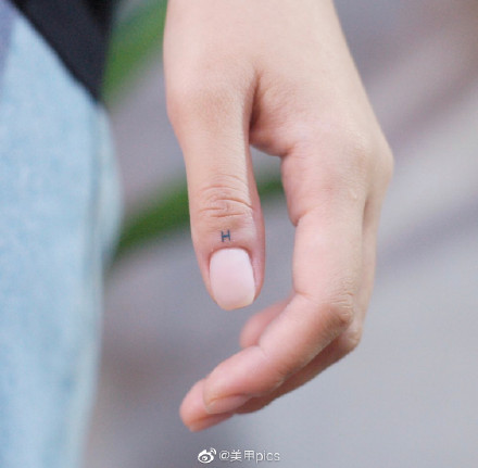 一组指间小清新的纹身图案