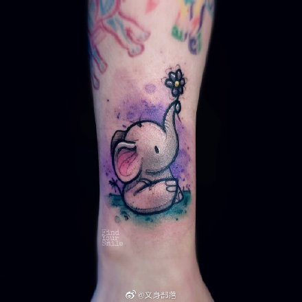 一组可爱五颜六色的纹身图案