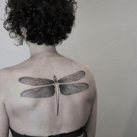 一组女生性感背部纹身图案