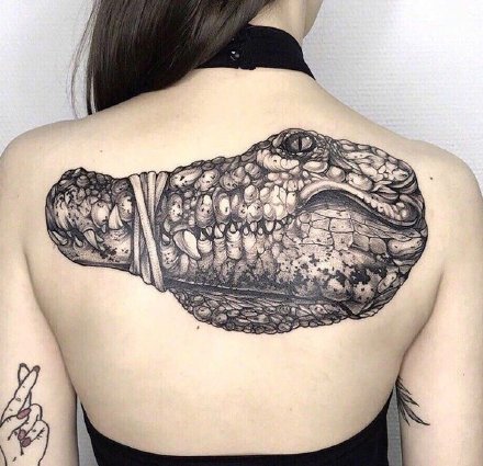 一组女生性感背部纹身图案