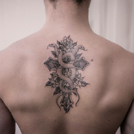 一组女生性感背部纹身图案