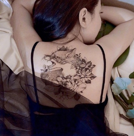 一组女生性感背部纹身图案