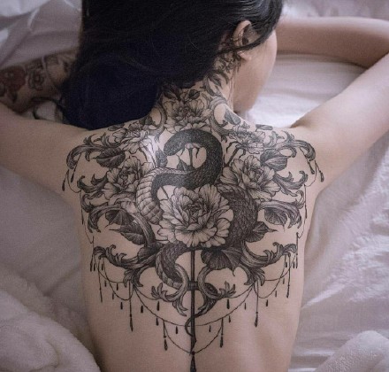 一组女生性感背部纹身图案