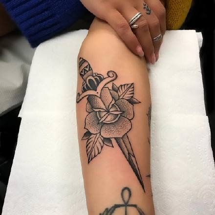 一组帅气的黑灰手臂纹身图案