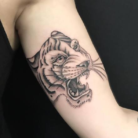 一组帅气的黑灰手臂纹身图案