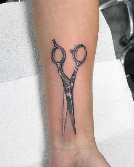 一组高质量的剪刀纹身图案